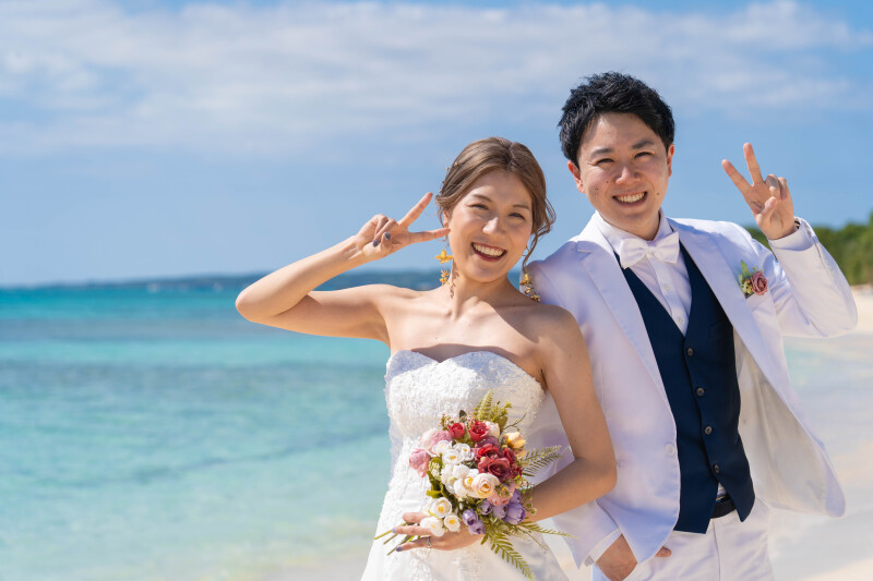 笑顔でピースサイン