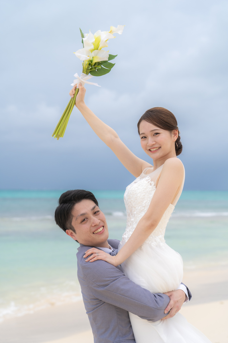 ぐっと抱き上げて見せる仲良しショット