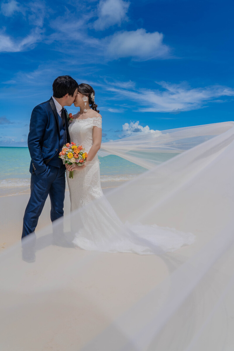 風に包まれる、ロマンティックなキス