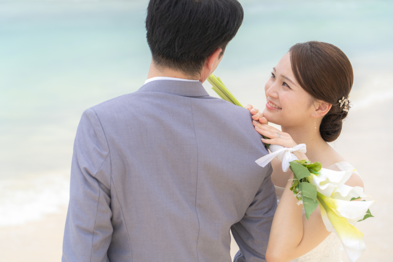 肩越しに見つめ合う幸せ時間