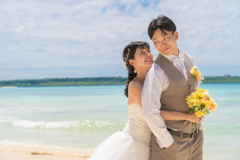 そっと寄り添う海辺のフォトウェディング