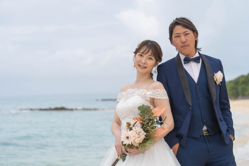 海を背に寄り添う