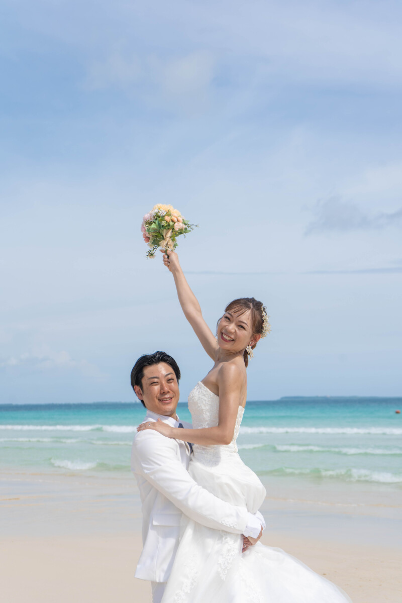 ブーケを掲げて