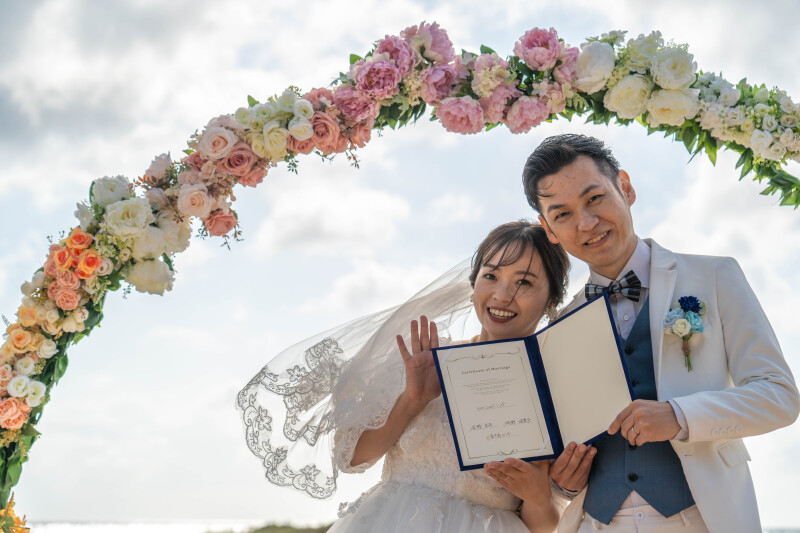 結婚証明書と幸せの笑顔