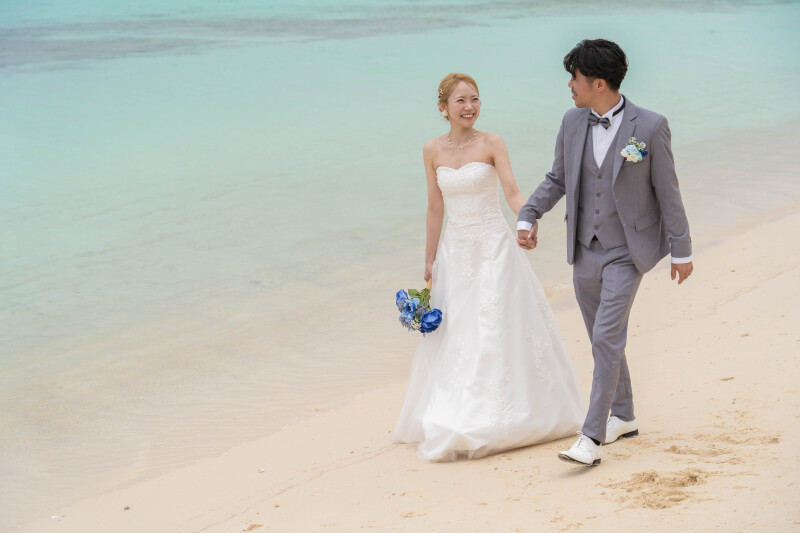 手を取り合い、浜辺を歩く時間