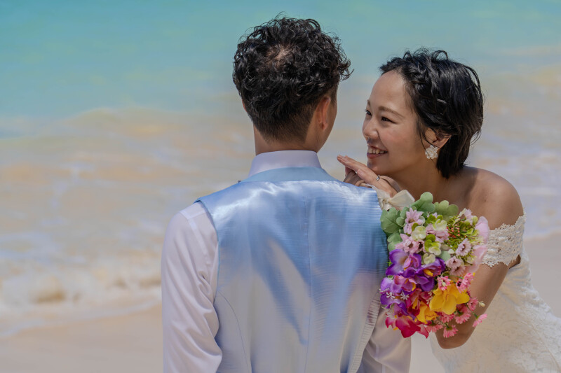 肩越しに交わす、くすっと笑うひととき