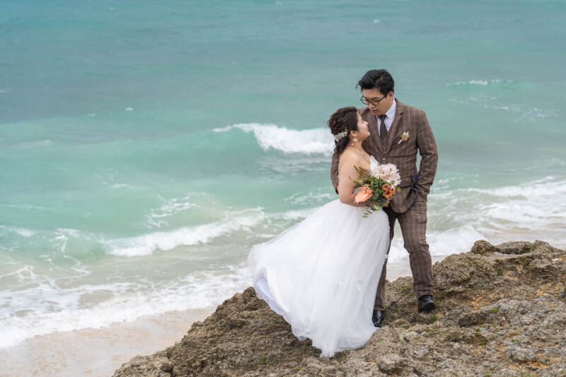 海を見下ろす岩場でのロケーションフォト