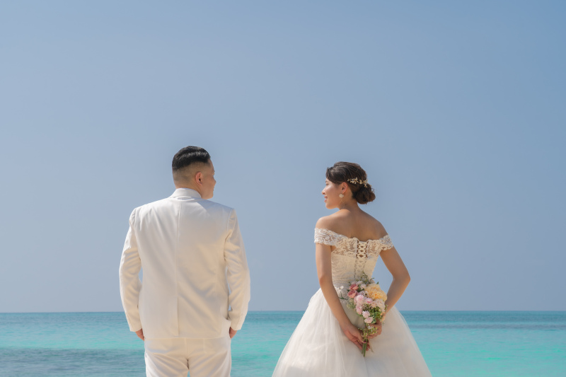 海辺で語らう穏やかな時間