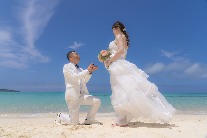 広大な海の目の前で