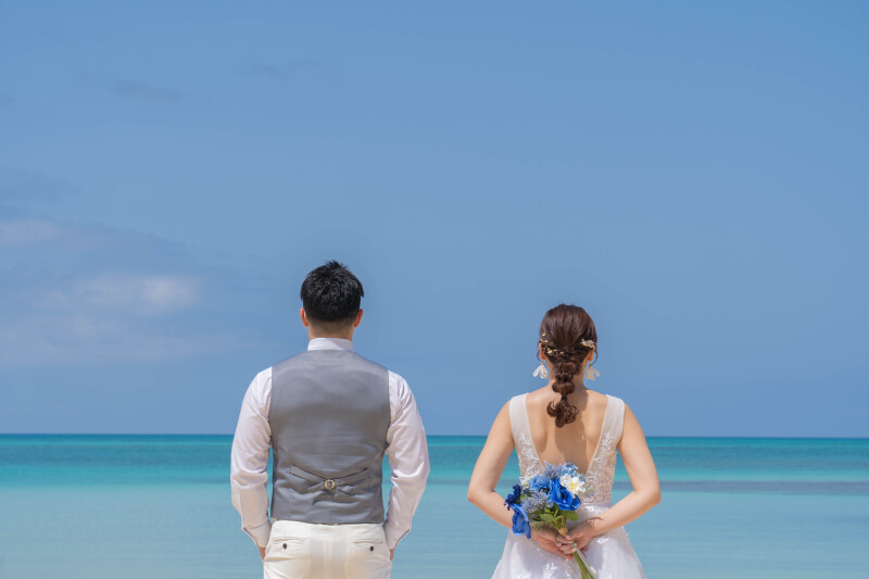 海を見つめるバックショット