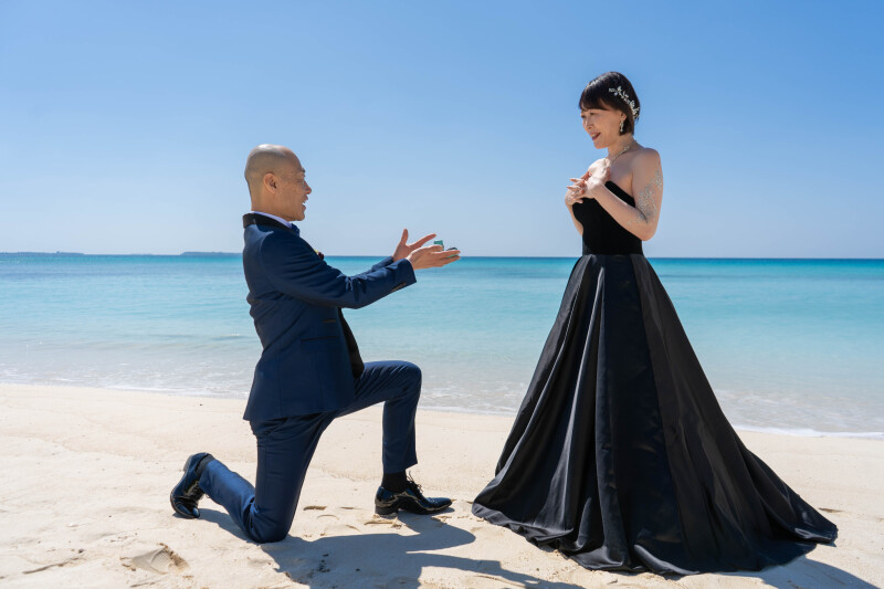 青い海と大人のブラックドレスが映える、ドラマティックなビーチフォトウェディング