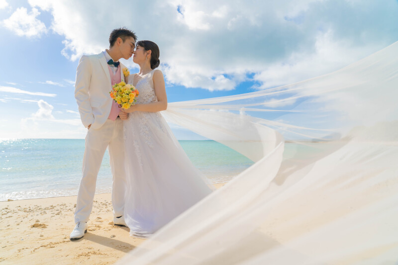 風になびくベールと、静かな口づけ