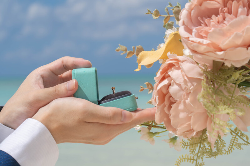 海辺で輝くリングの瞬間