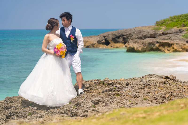 岩場で寄り添う大人ショット