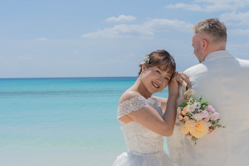 肩越しに伝える「ありがとう」