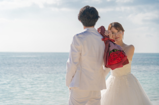 赤いバラに誓う、海辺の永遠