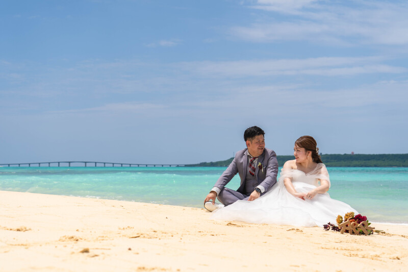 砂浜に座るふたり