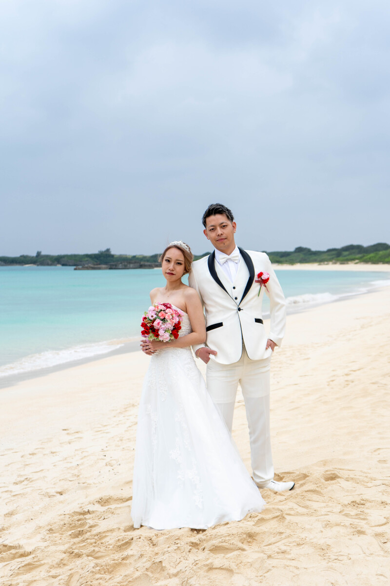 宮古ブルーを背景に