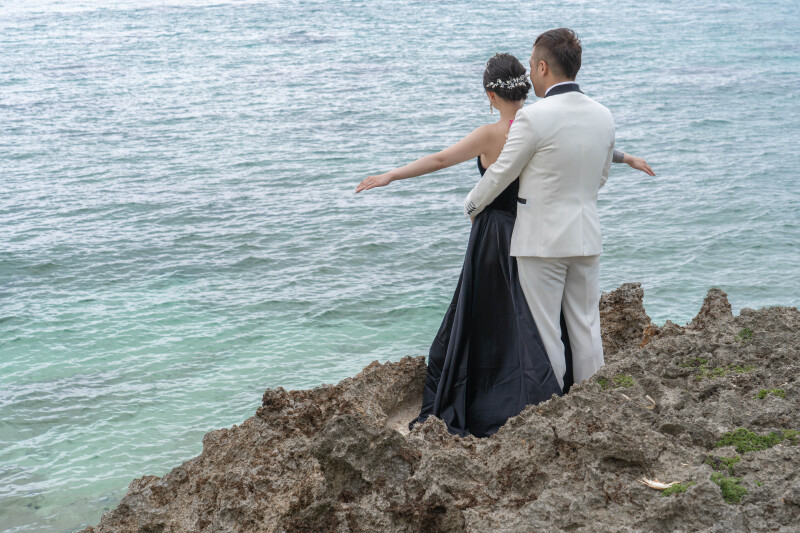 海を見つめる後ろ姿