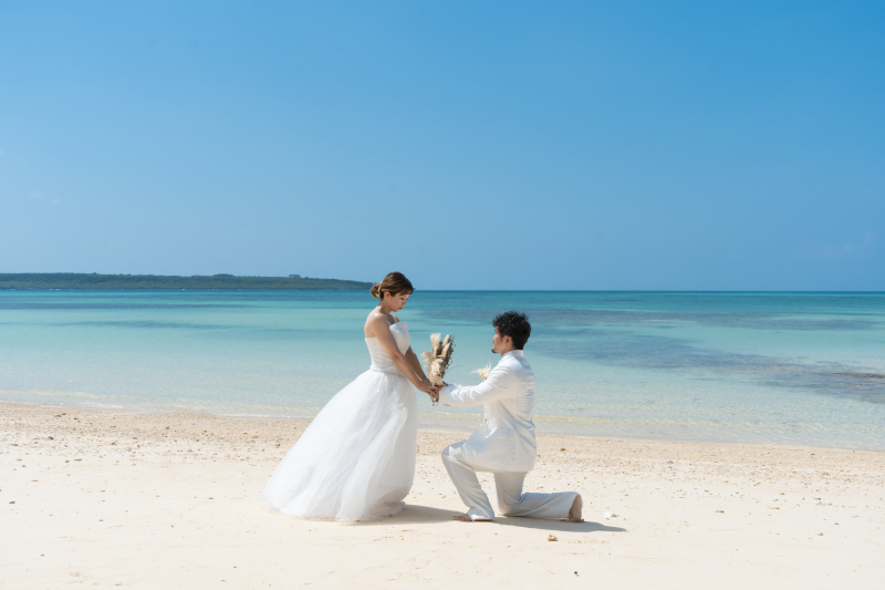 青空一面でブーケを渡すシーン!