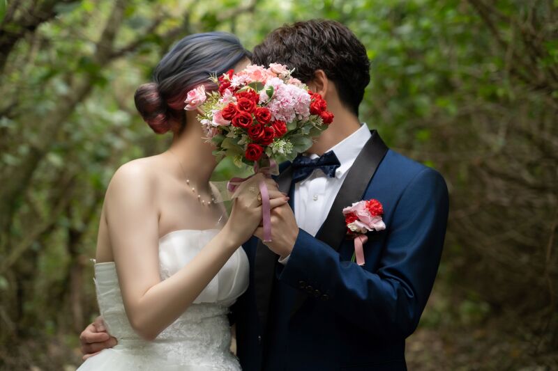 ブーケ越しの甘いキスショット