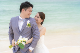 優しさに包まれる浜辺のフォトウェディング