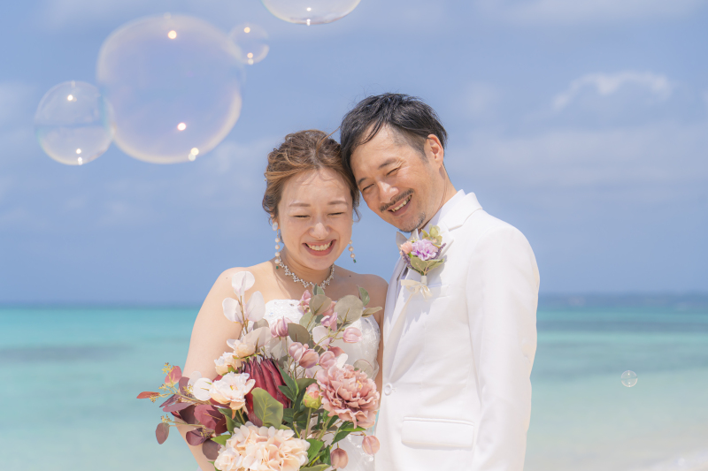 青空の下で輝く笑顔