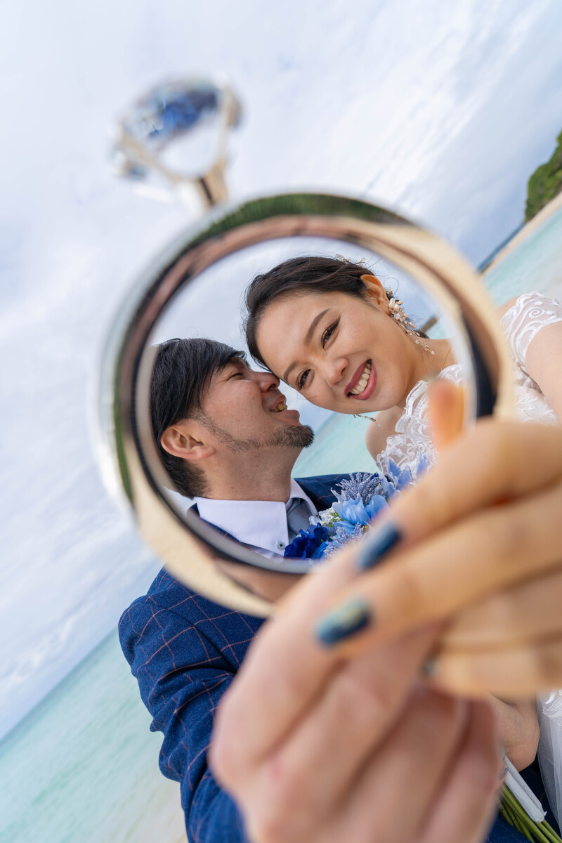 リング越しに映る、幸せな笑顔