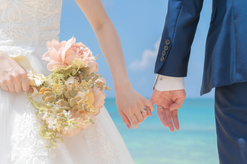 そっと重ねる手が語るもの