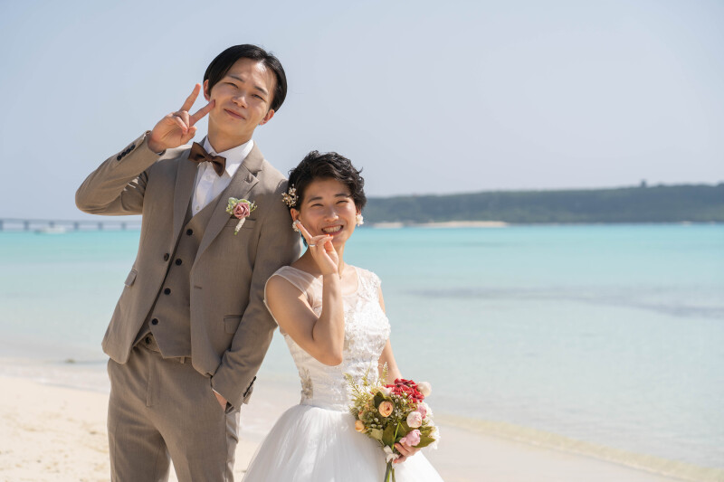 青い海を背景に