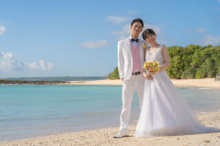 穏やかな海辺で残す、ふたりの大切な一日