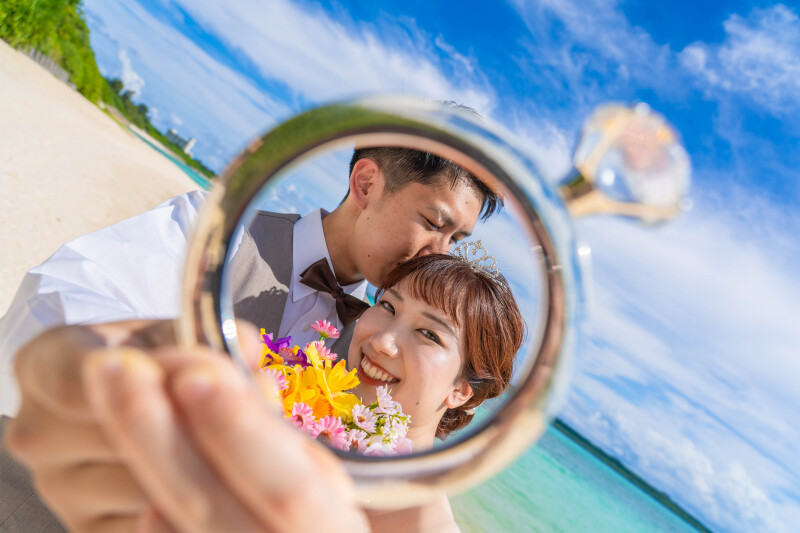 指輪越しの笑顔