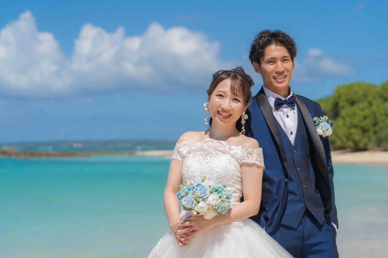 青い海に包まれて、笑顔あふれるフォトウェディング