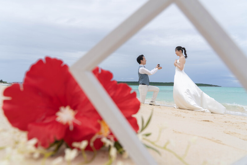 砂浜でのプロポーズシーン