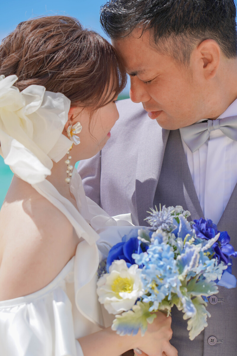 そっと額を寄せる、穏やかな距離感