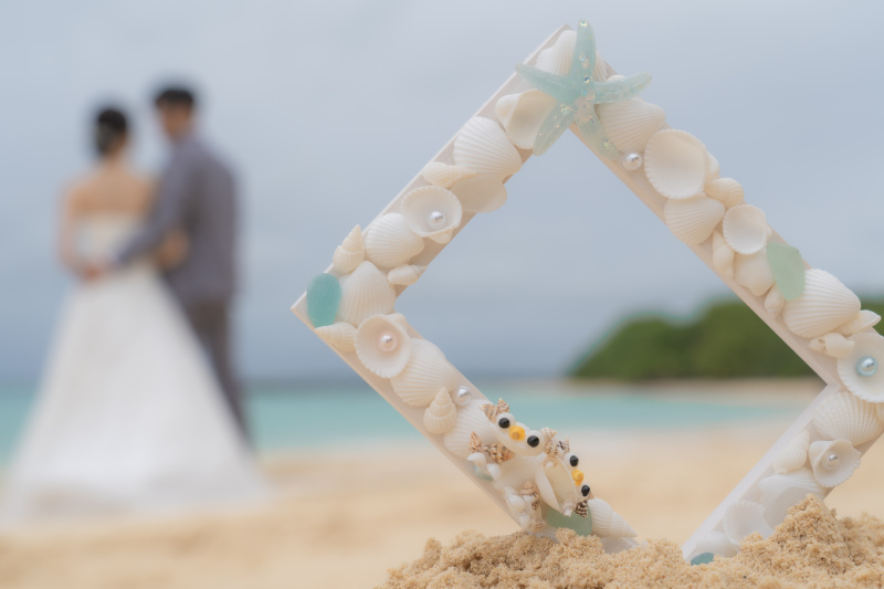 シェルフレーム越しのビーチウェディング