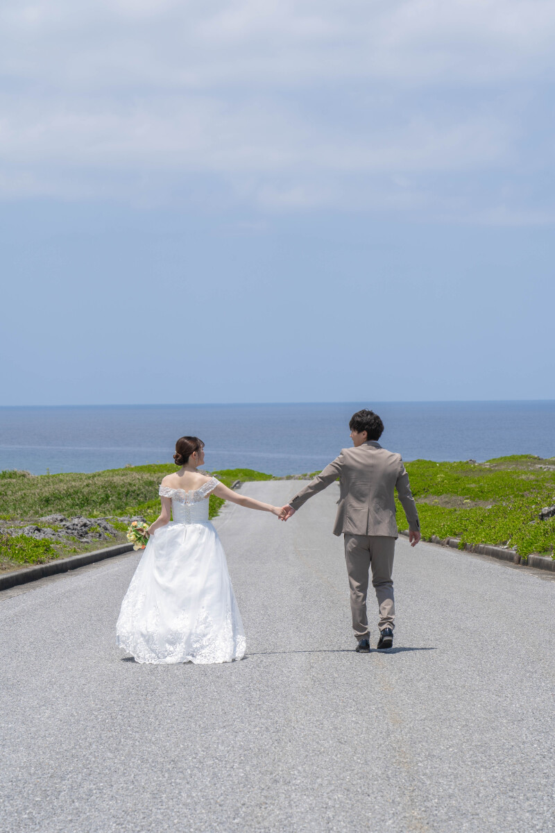 海を目指して歩く後ろ姿