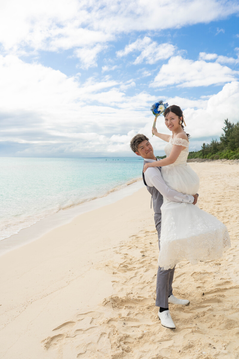 高く掲げたブーケと、弾ける笑顔