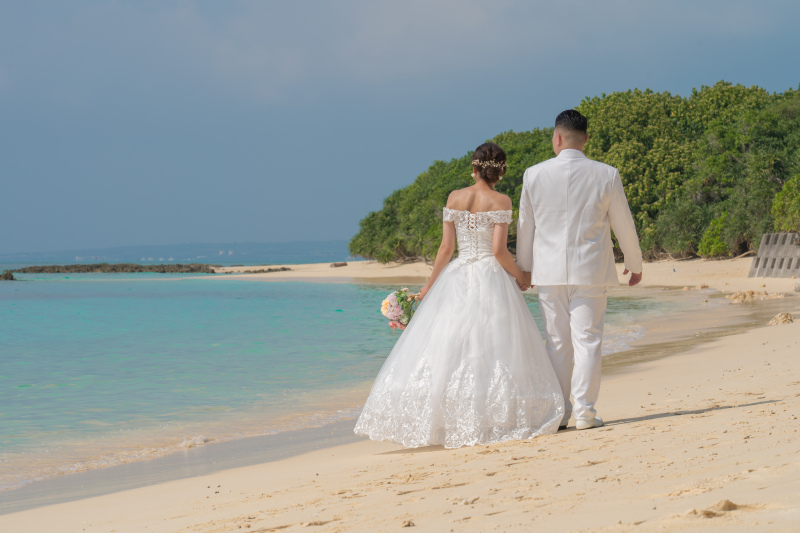 海を見つめる後ろ姿