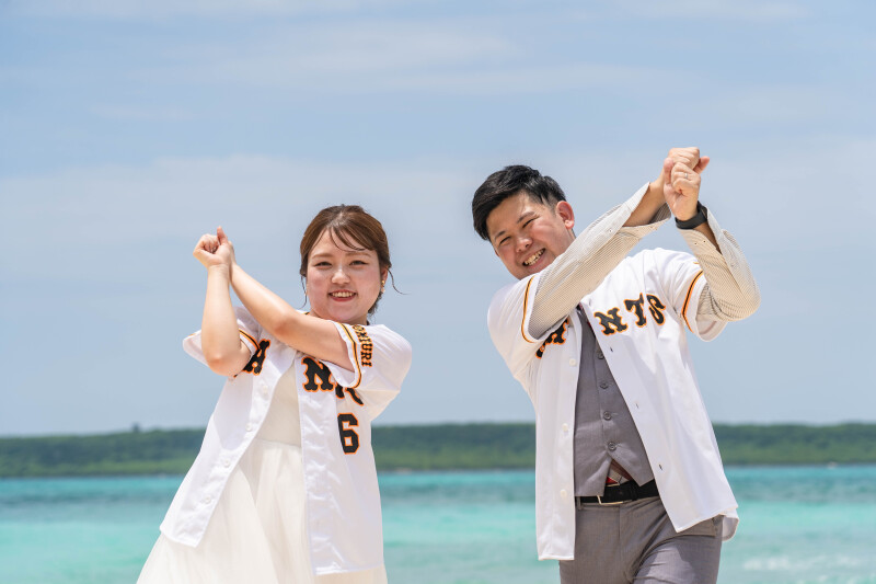 海と笑顔がまぶしい、ふたりらしさ全開のビーチフォトウェディング