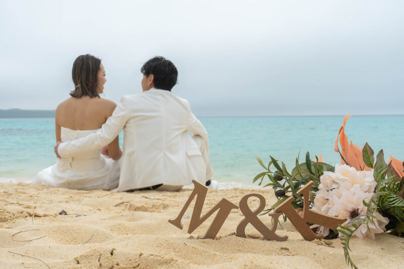 未来を語り合う背中