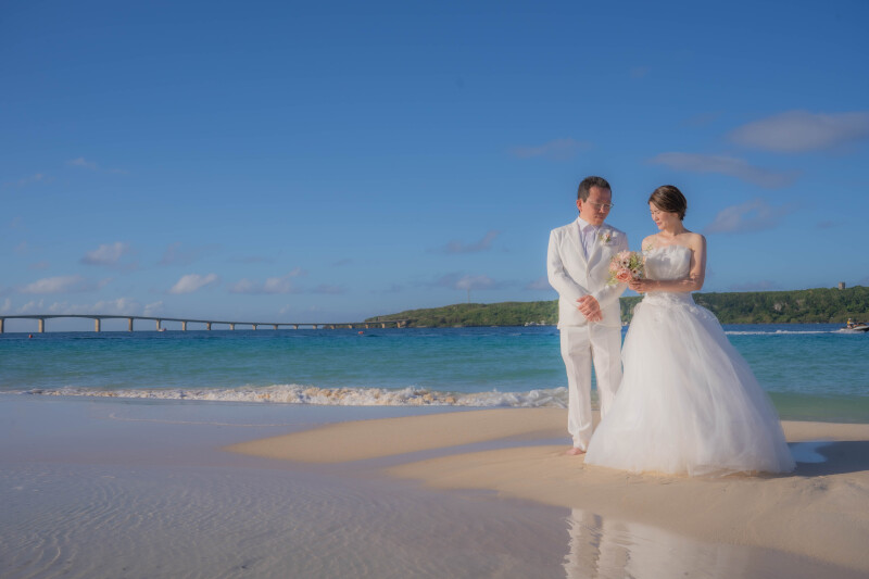 ブーケを見つめ合う二人