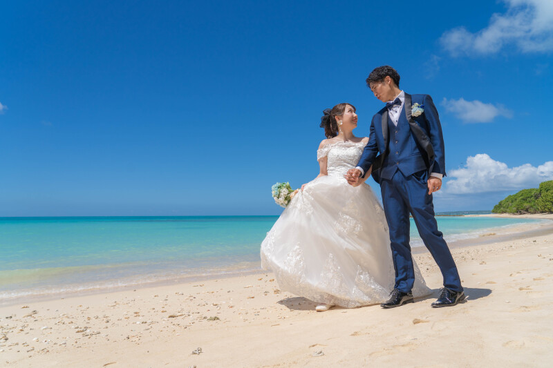 手をつないで歩くナチュラルシーン