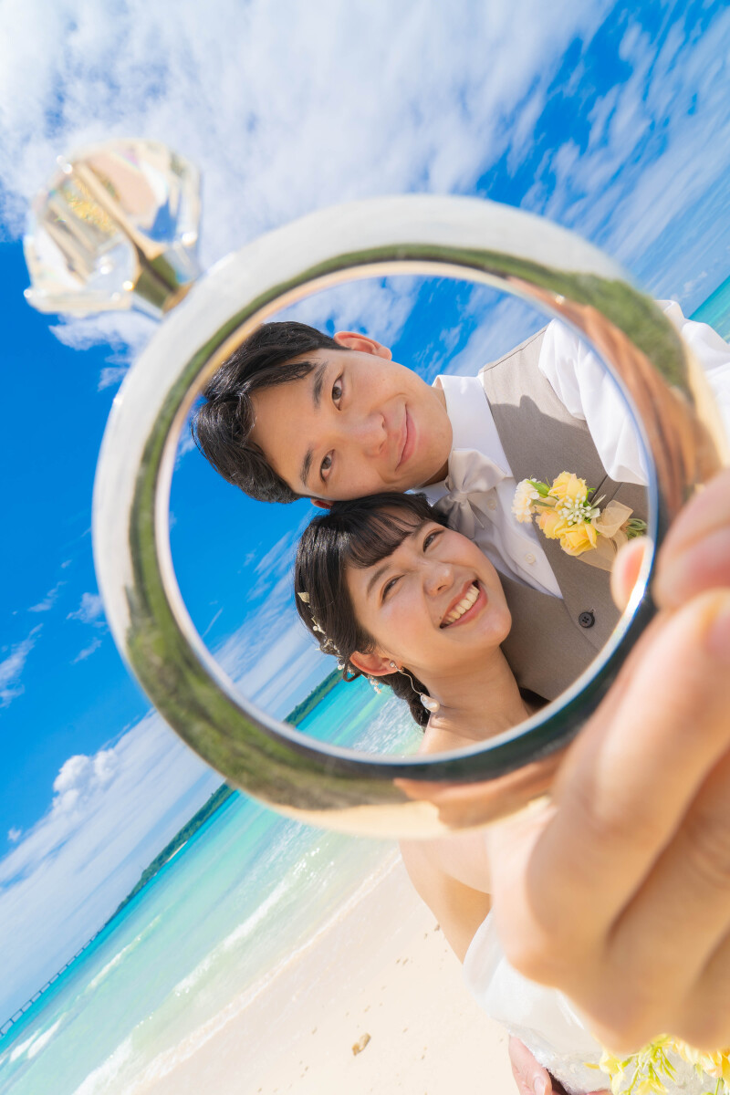 指輪越しの笑顔