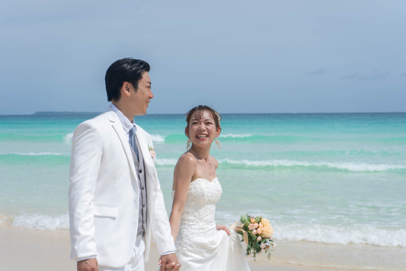 手をつないで海へ