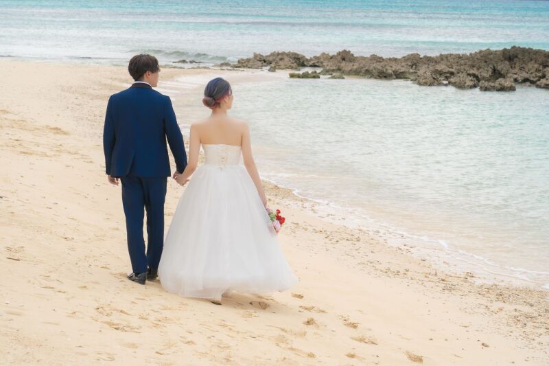 砂浜を並んで歩くふたり