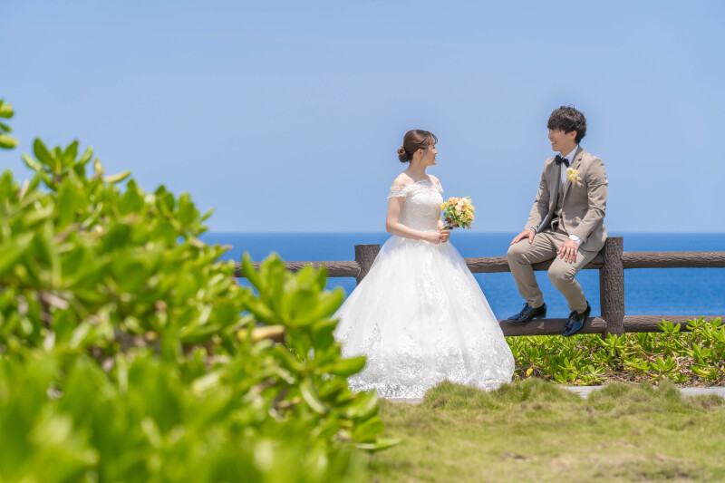 海を望むベンチで語らう