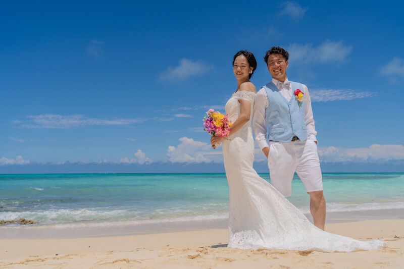 青空と海に映える、ふたりのスタートライン