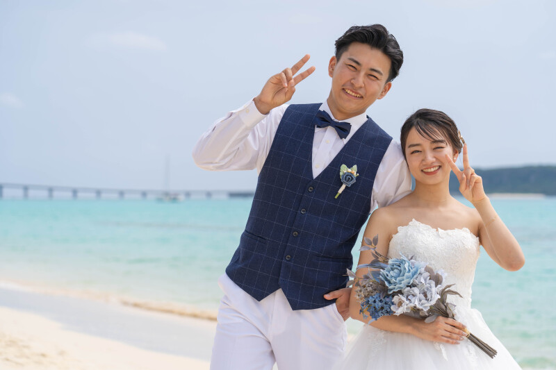 海を背にしたピースショット