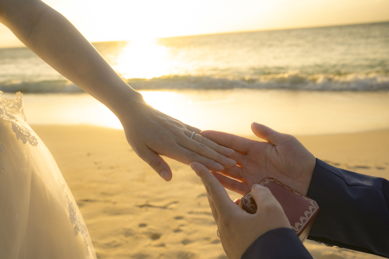 オレンジ色に輝く海で